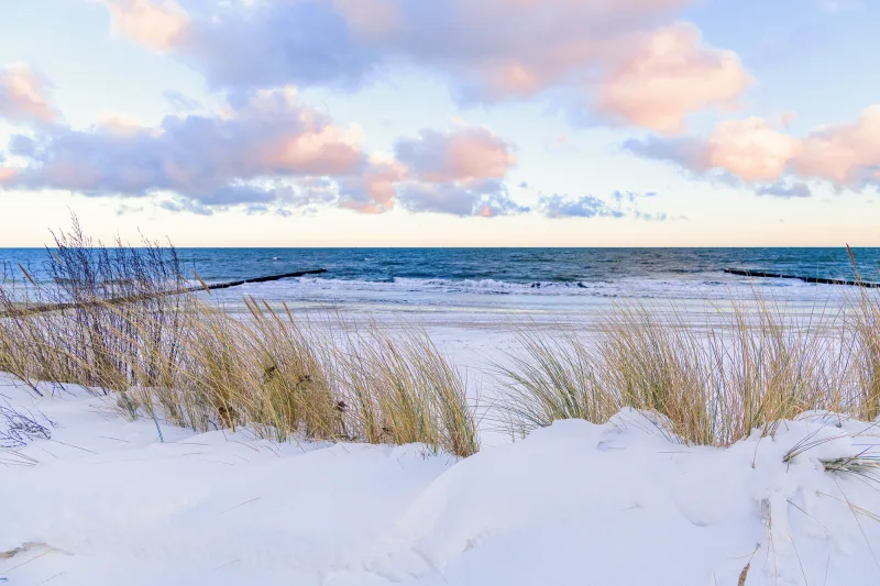 © AS-Fotoart - stock.adobe.com Winterlicher Ostseestrand mit Dünen
