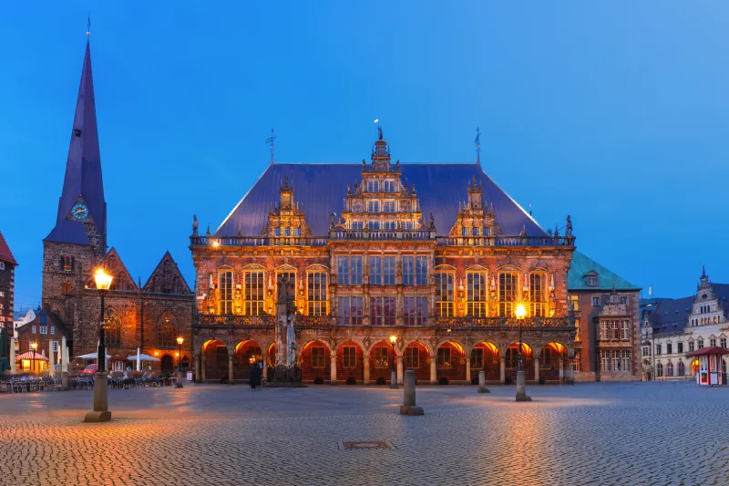 © Kavalenkava - stock.adobe.com Historisches Rathaus am Marktplatz zur blauen Stunde