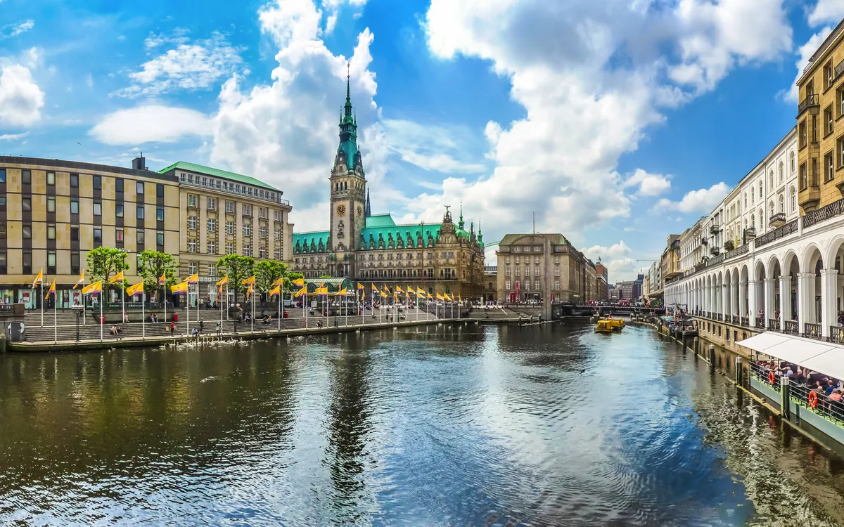 die Alsterarkaden und das Hamburger Rathaus an der Kleinen Alster, Deutschland