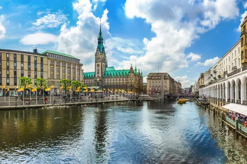 die Alsterarkaden und das Hamburger Rathaus an der Kleinen Alster, Deutschland