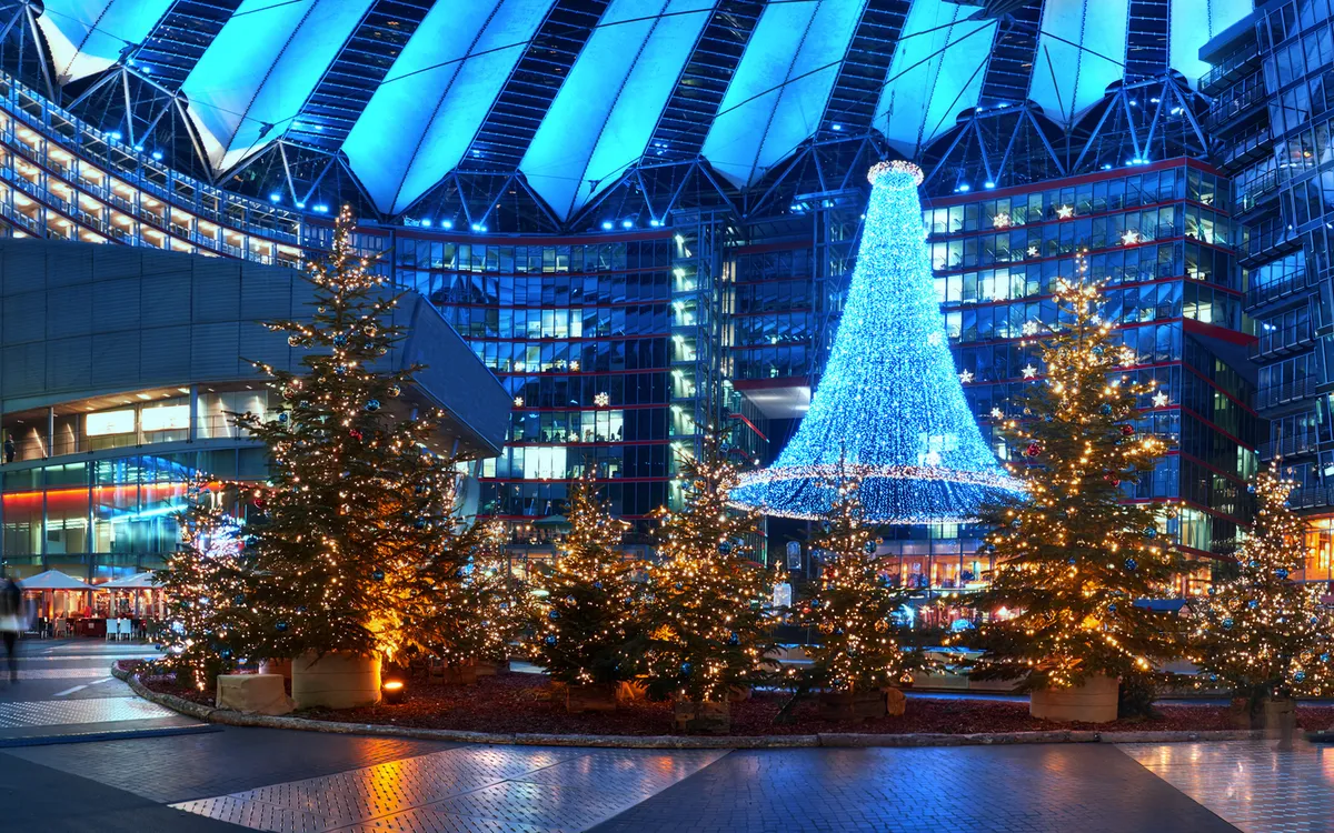 weihnachtlich geschmückter Potsdamer Platz in Berlin, Deutschland
