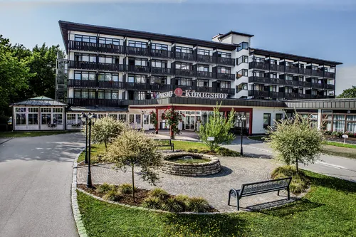 Außenansicht des Hotels Königshof in Bad Füssing mit gepflegter Gartenanlage.