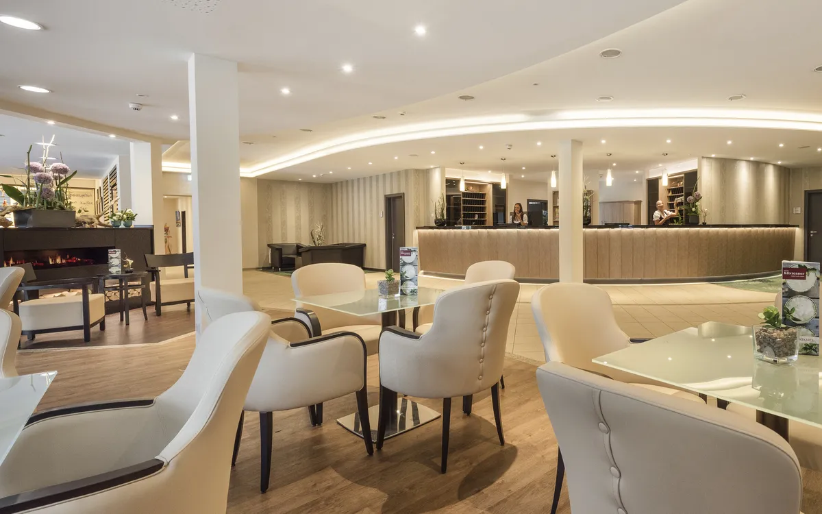 Moderne Hotel-Lobby mit Sitzbereich und Rezeption im Königshof Bad Füssing.