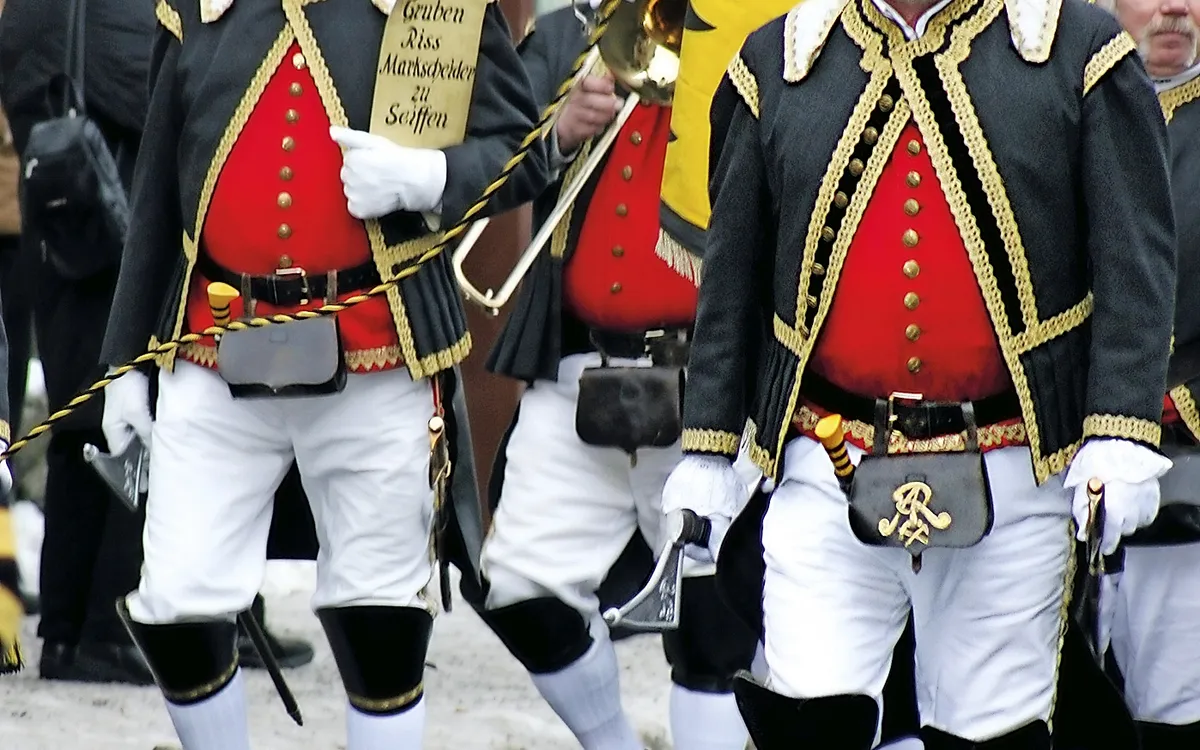 Männer in traditioneller Bergmannsuniform bei einer Parade in Seiffen.