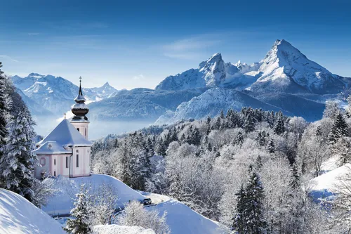 Kirche von Maria Gern mit Watzmann im Winter in Bayern, Deutschland