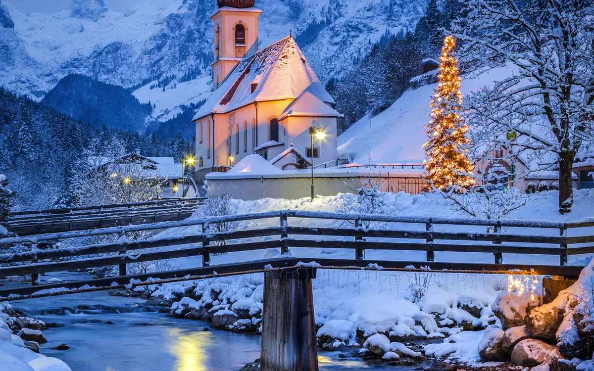 Kirche von Ramsau in der Winterdämmerung