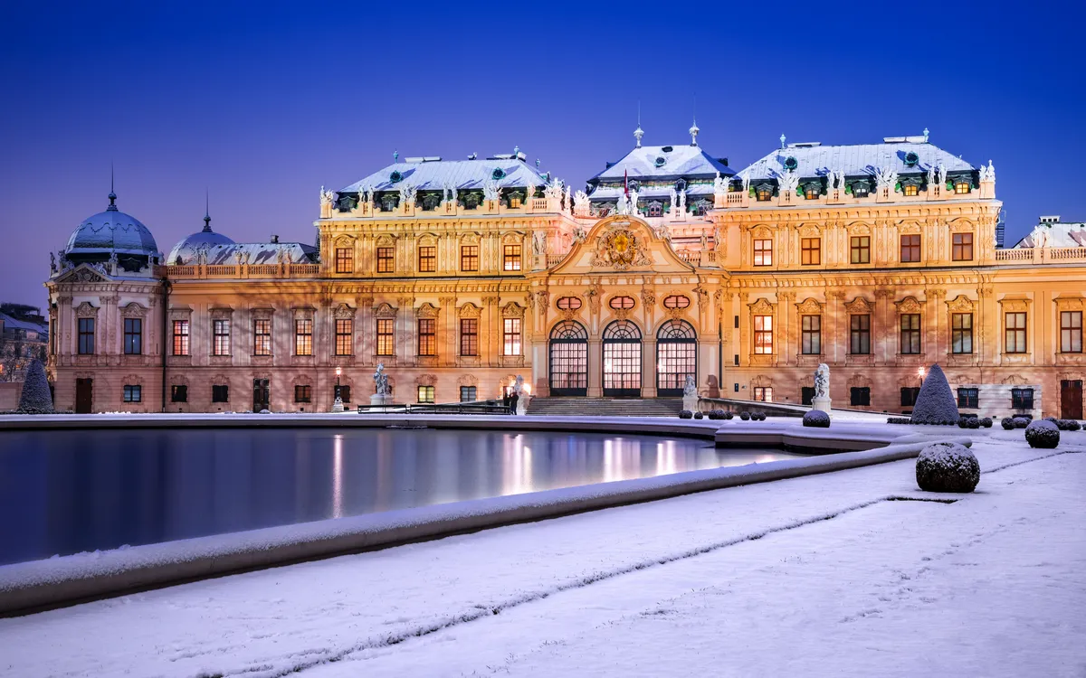 Schloss im Winter bei Schnee und Dämmerung.