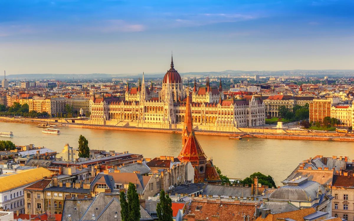Parlamentsgebäude und Fischerbastei in Budapest