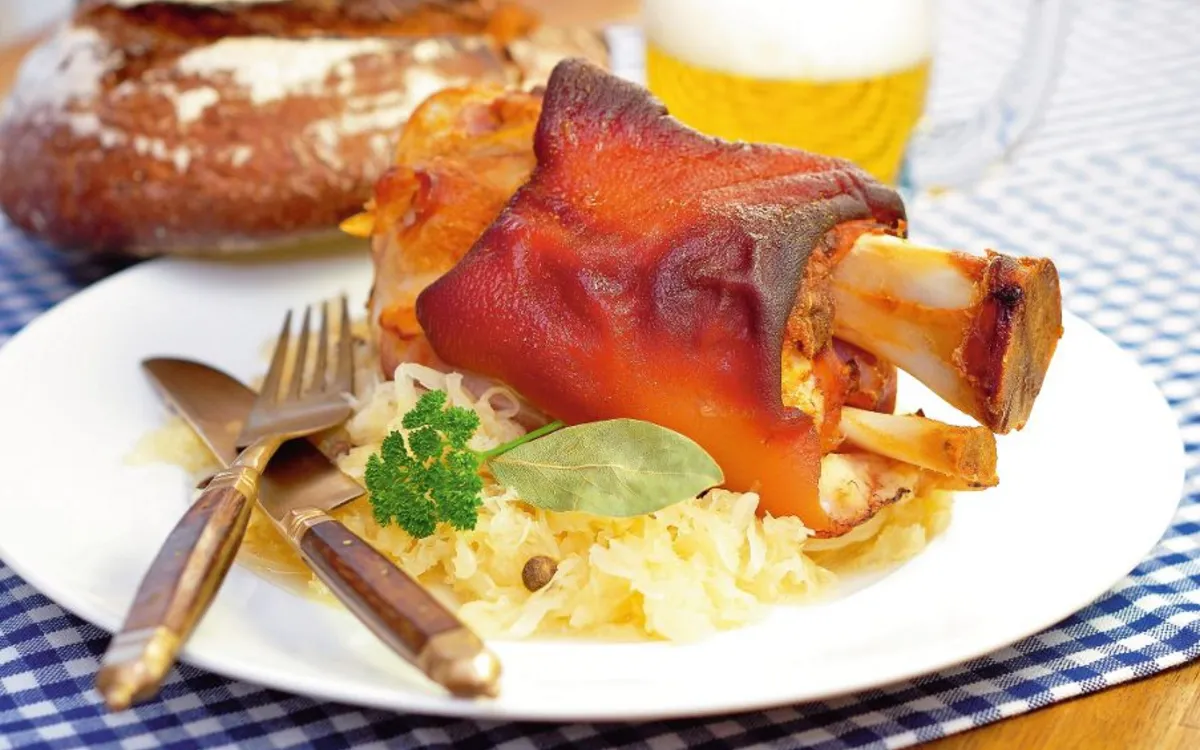 Schweinshaxe mit Sauerkraut