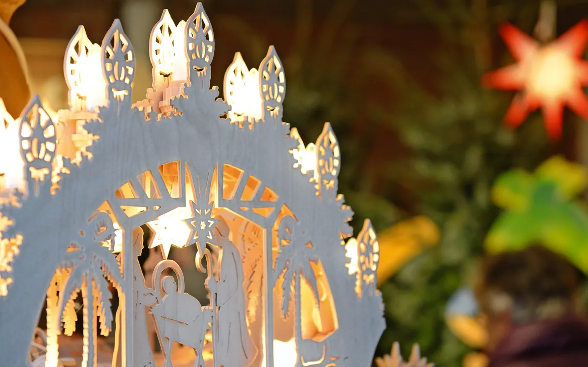 Schwibbogen mit Lichtern zur Weihnachtszeit