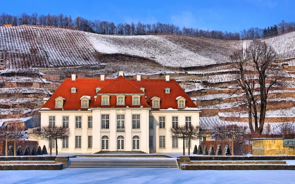 winterliches Schloss Wackerbarth in Radebeul, Deutschland