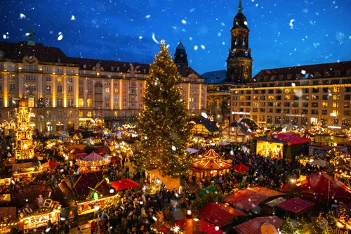 Menschen besuchen den Weihnachtsmarkt Striezelmarkt in Dresden