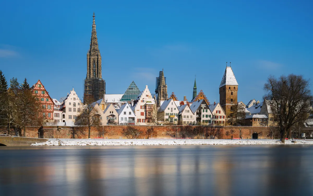 Stadtansicht mit historischem Gebäude und Fluss im Vordergrund