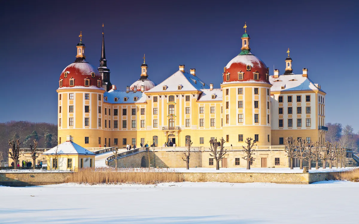 Schloss Moritzburg in Sachsen im Winter, umgeben von Schnee, nahe Dresden.