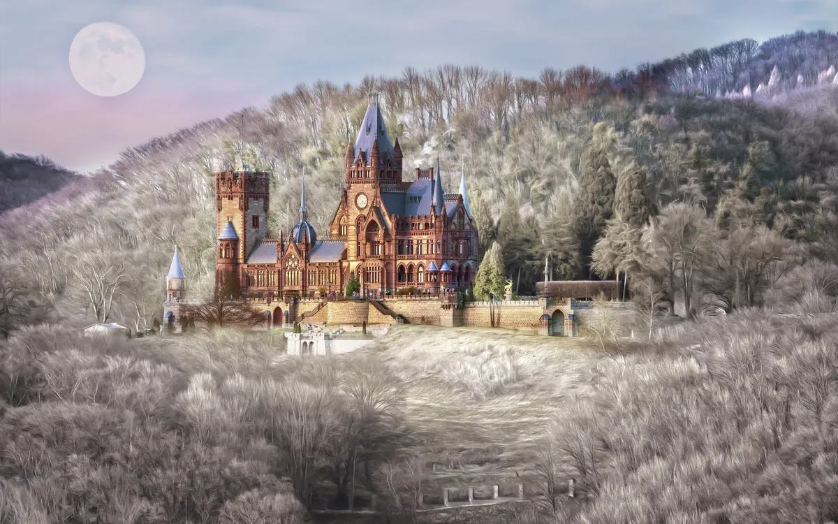 Schloss auf einem Hügel, umgeben von winterlicher Natur.