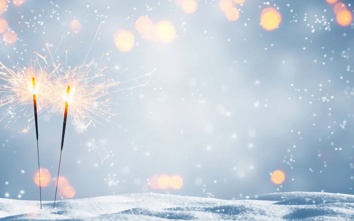 zwei brennende wunderkerzen im schnee
