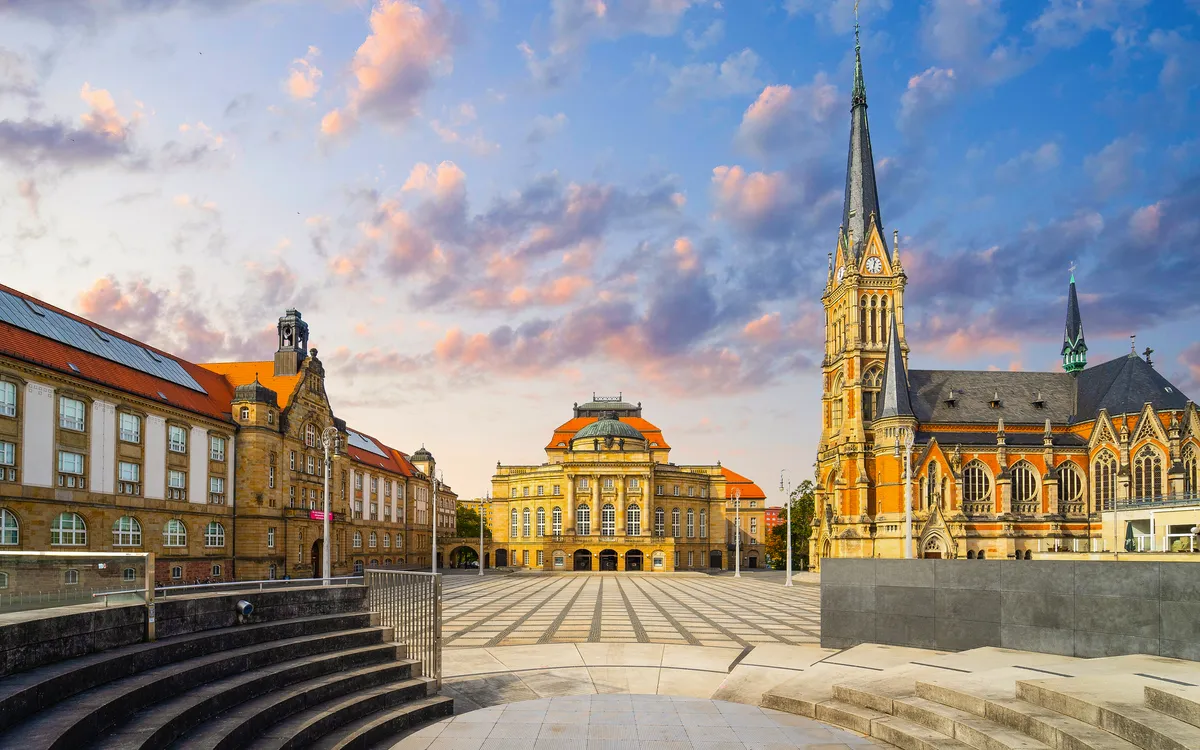 Historische Gebäude um einen leeren Platz bei Sonnenuntergang.