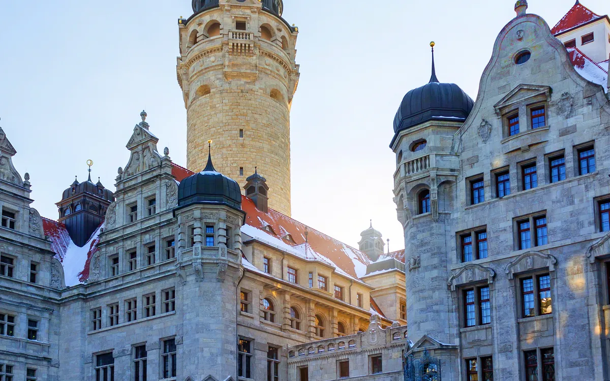 Neues Rathaus in Leipzig im Winter bei Schneebedeckung, aufgenommen auf dem Burgplatz.