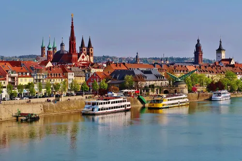 Stadtansicht von Würzburg mit Main und Schiffen im Vordergrund.