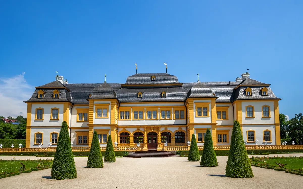 Schloss Veitshöchheim in Bayern, Rokoko-Stil, Ostseite mit Hofgarten.