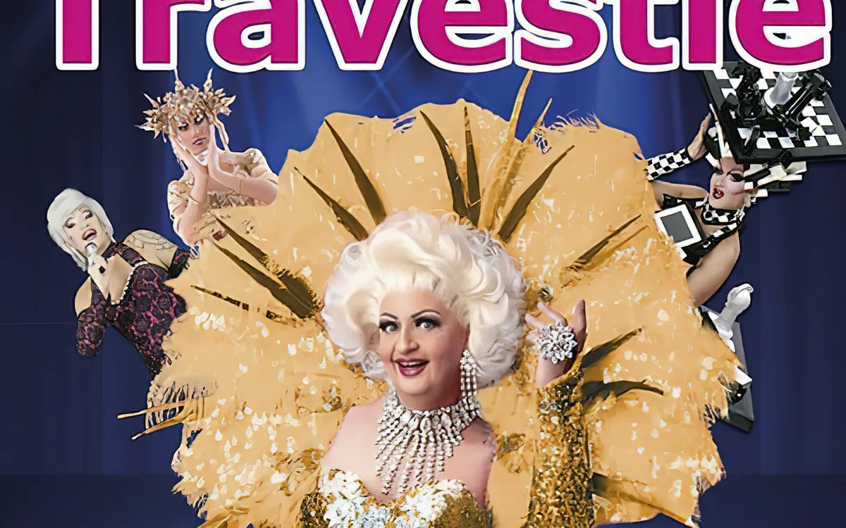 Drag-Performer in glitzerndem Kostüm vor blauem Hintergrund, Festival der Travestie.