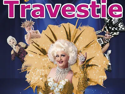 Drag-Performer in glitzerndem Kostüm vor blauem Hintergrund, Festival der Travestie.