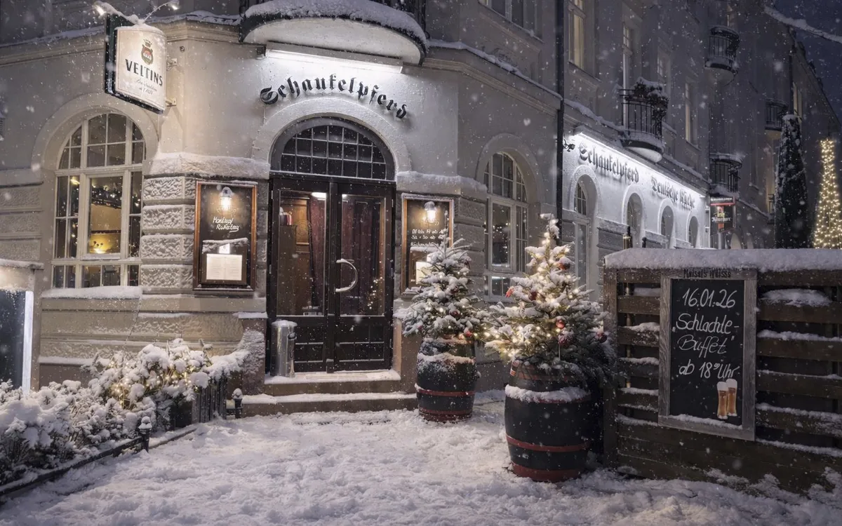 Eingang des Restaurants Schaukelpferd im Schnee mit Leuchttafeln und Weihnachtsdekoration.