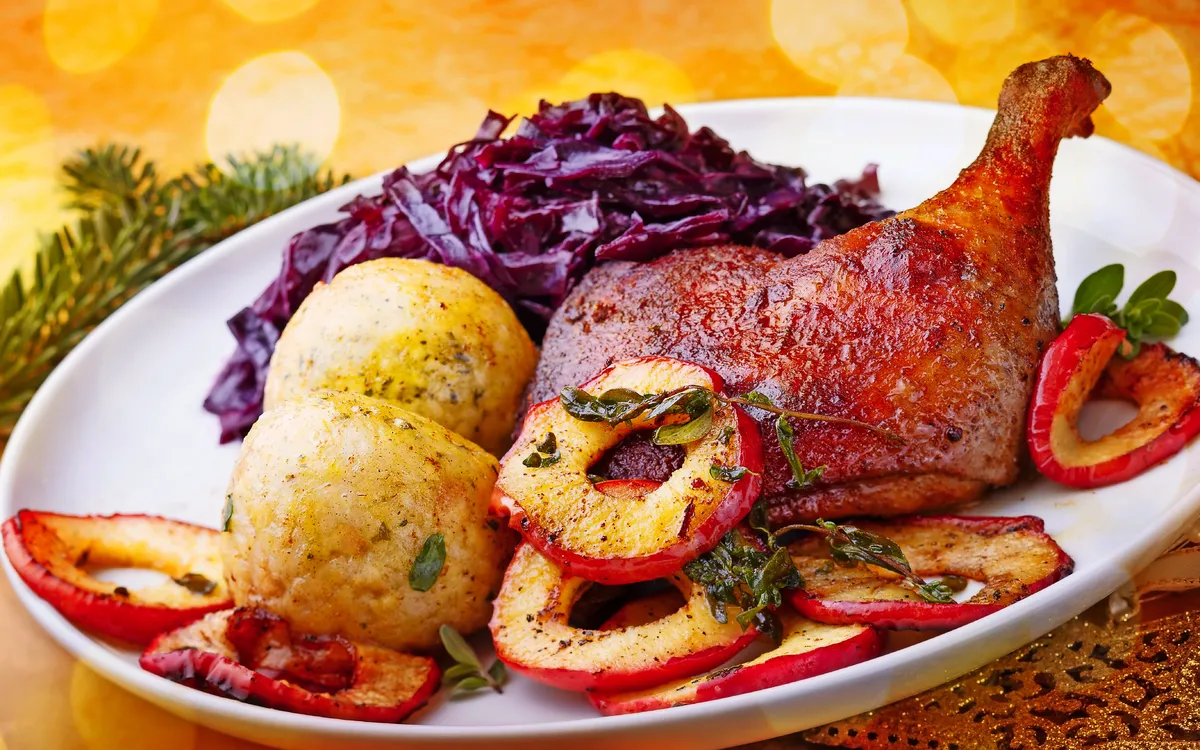 Weihnachtsmenü - Gebratene Entenkeule mit Rotkohl, Knödeln und gedünsten Apfelscheiben mit Majoran