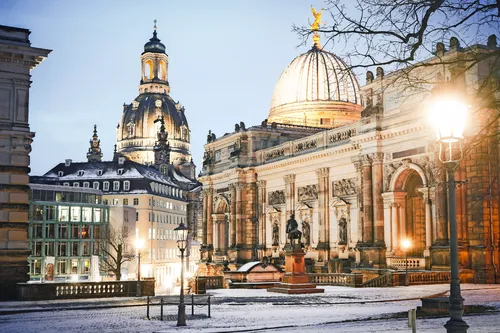 Dresden im Winter, Schneebedeckte Altstadt mit Kunstakademie und Frauenkirche.