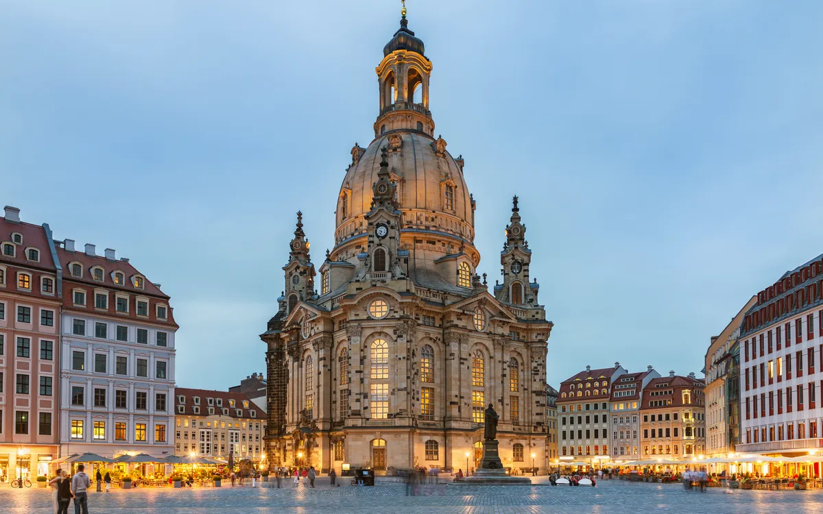Beleuchtete Frauenkirche Dresden bei Nacht auf dem Neumarkt.