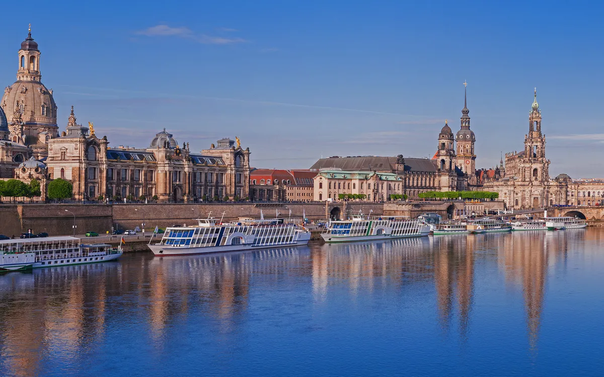 Blick auf Dresdens Brühlsche Terrasse und Elbufer mit Frauenkirche und Schiffen.