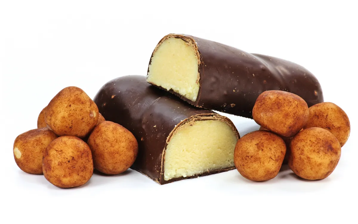 Marzipanbrot und Marzipankartoffeln auf weißem Hintergrund.