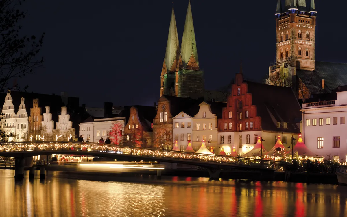 Weihnachtsstimmung an der Obertrave in Lübeck mit St. Marienkirche im Hintergrund