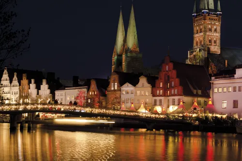 Weihnachtsstimmung an der Obertrave in Lübeck mit St. Marienkirche im Hintergrund