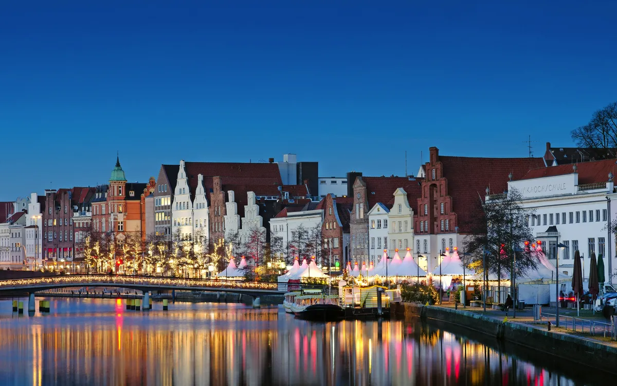 Beleuchtete Lübecker Altstadtfassaden zur Weihnachtszeit an der Obertrave.