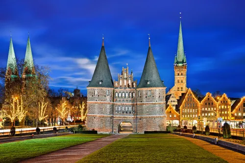 Holstentor in Lübeck bei Nacht im Winter mit Weihnachtsbeleuchtung
