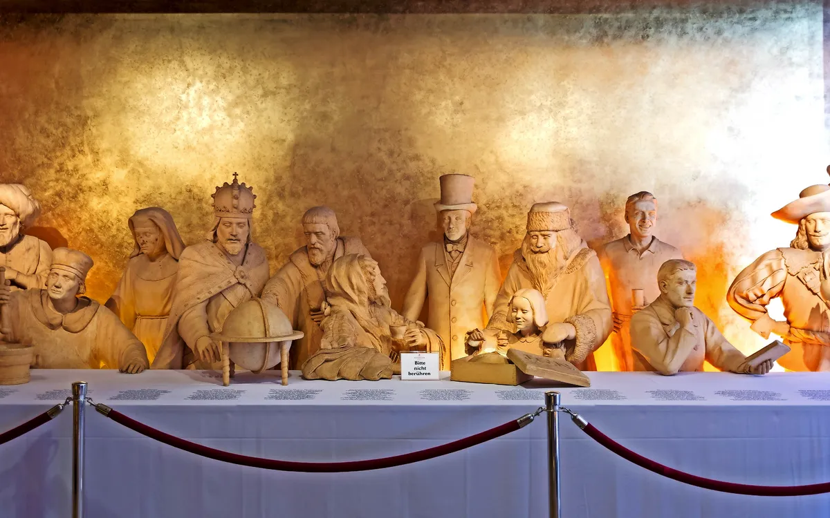 Zwölf Marzipanfiguren historischer Persönlichkeiten im Niederegger Marzipan Museum, Lübeck.