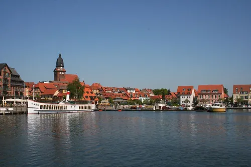 Stadtansicht mit Hafen, Schiffen und Kirchturm am Müritzsee in Waren.