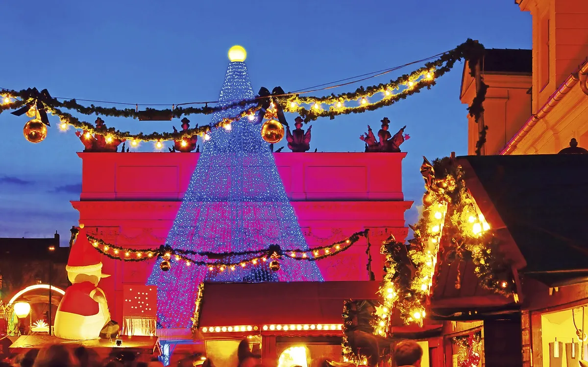 Weihnachtsmarkt in Potsdam mit leuchtender Dekoration am Abend.