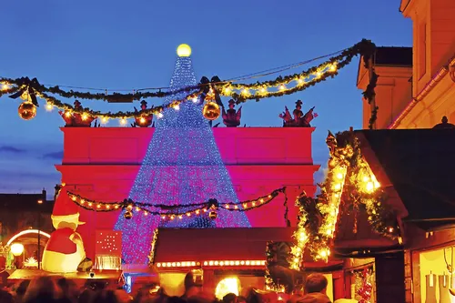 Weihnachtsmarkt in Potsdam mit leuchtender Dekoration am Abend.