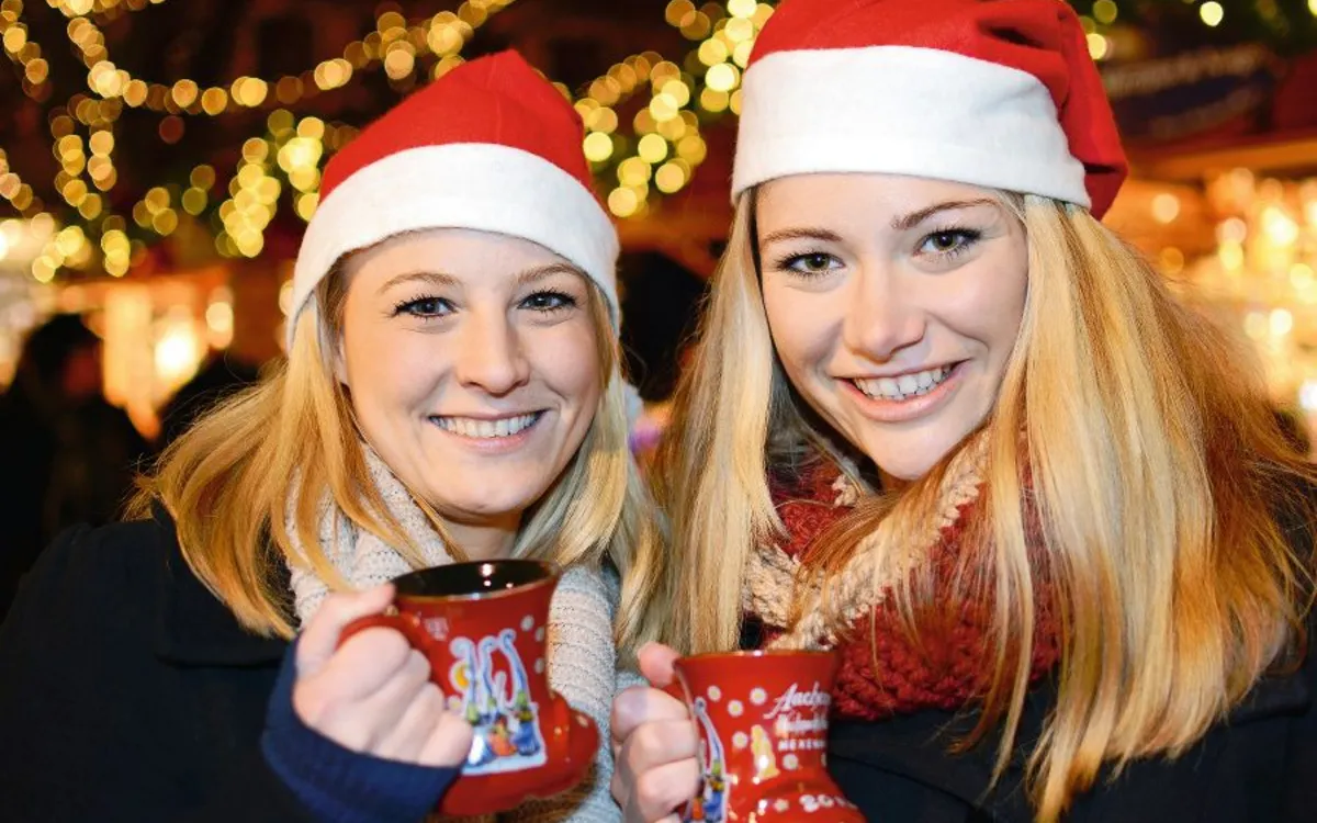 Frauen besuchen Weihnachtsmarkt