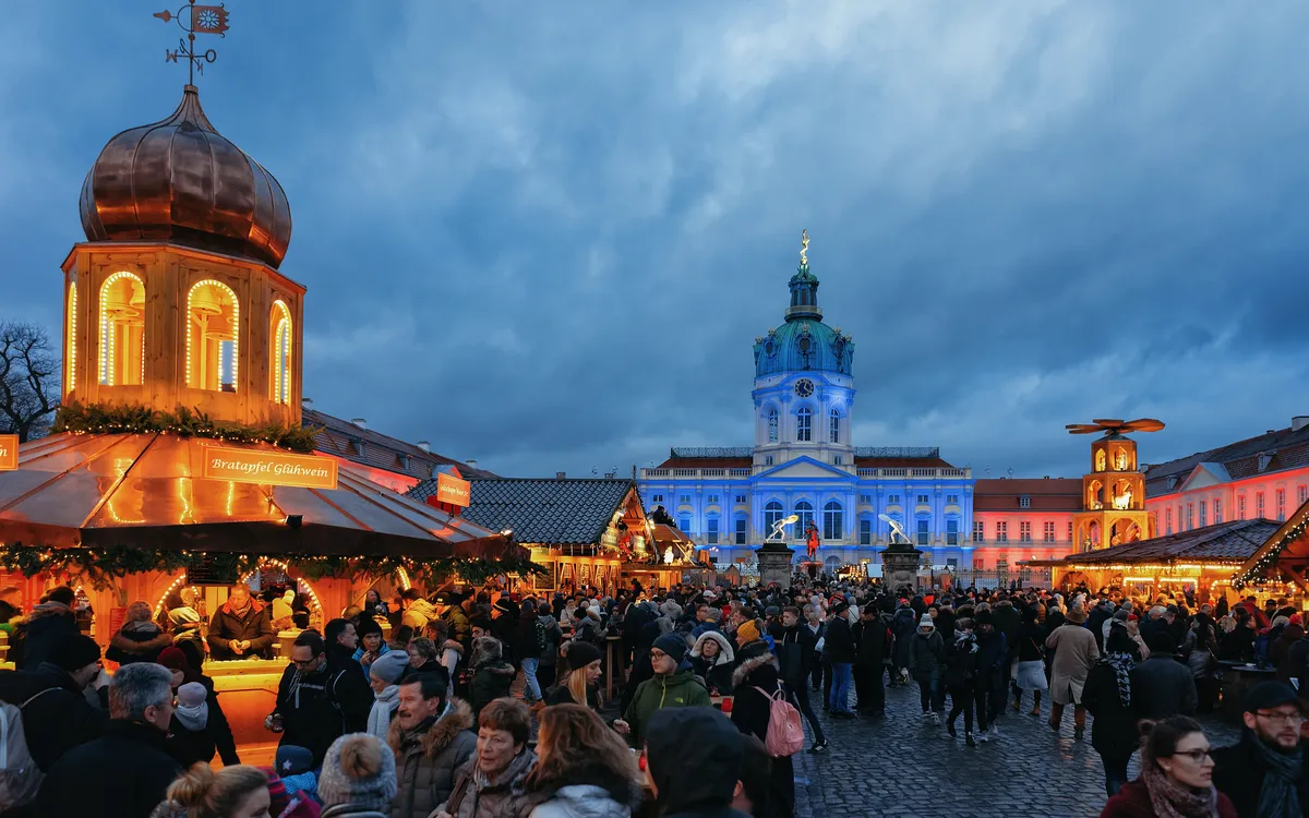 Weihnachtsmarkt nahe des Schlosses Charlottenburg in Berlin, Deutschland
