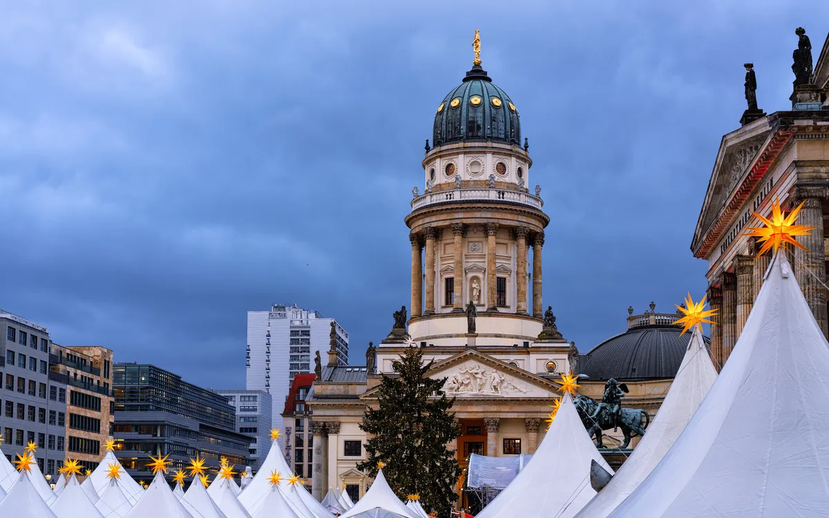Weihnachtsmarkt am Gendarmenmarkt in Berlin, Deutschland