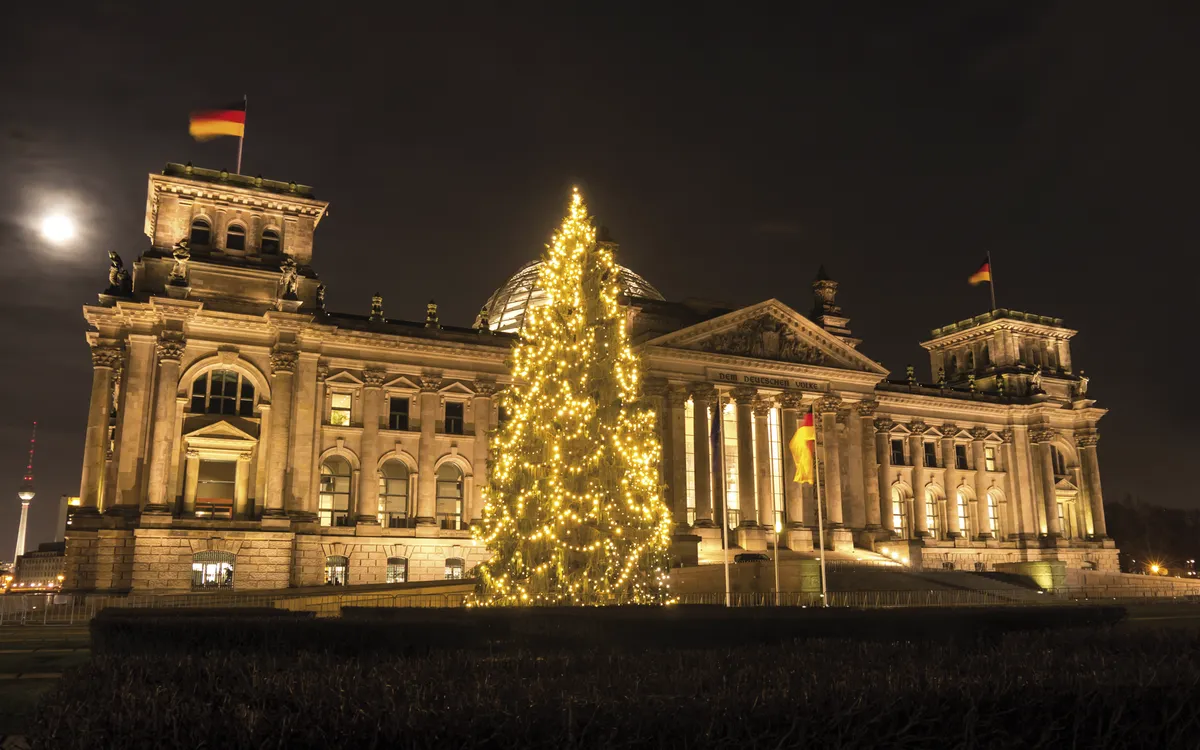 bundestag mit weihnachtsbaum