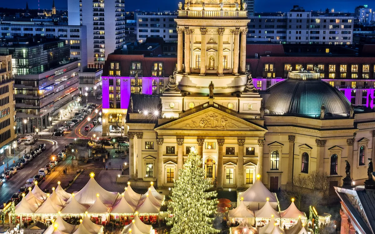 Weihnachtsmarkt am Gendarmenmarkt in Berlin, Deutschland