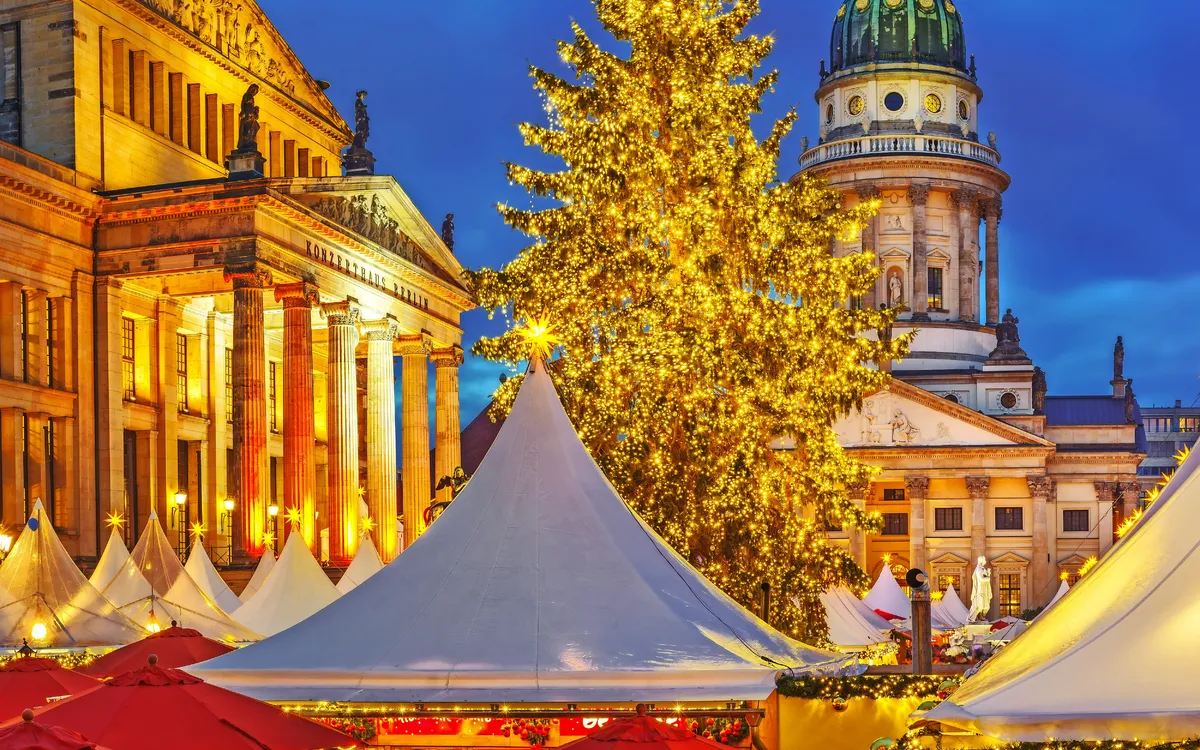 Weihnachtsmarkt am Gendarmenmarkt in Berlin, Deutschland