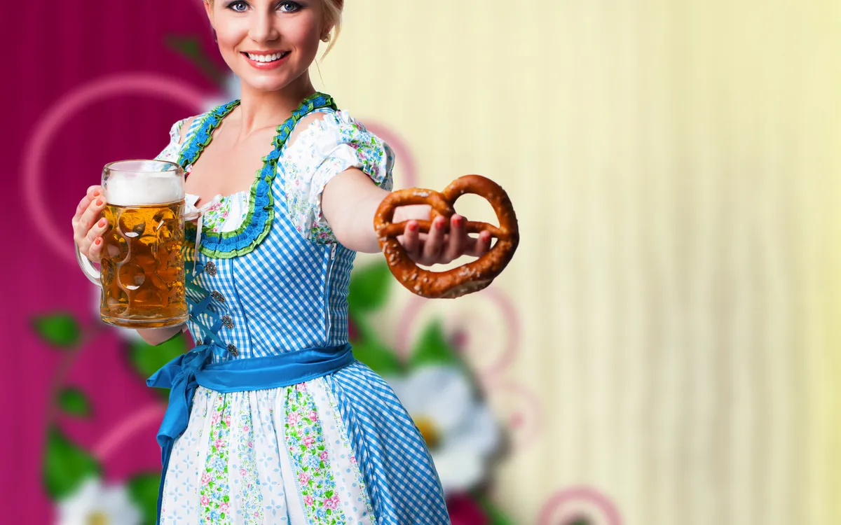 blonde Frau im Dirndl