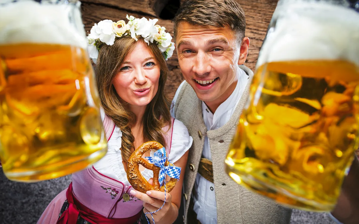 Frau und Mann in Bayerischer Tracht