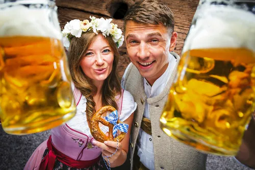 Frau und Mann in Bayerischer Tracht