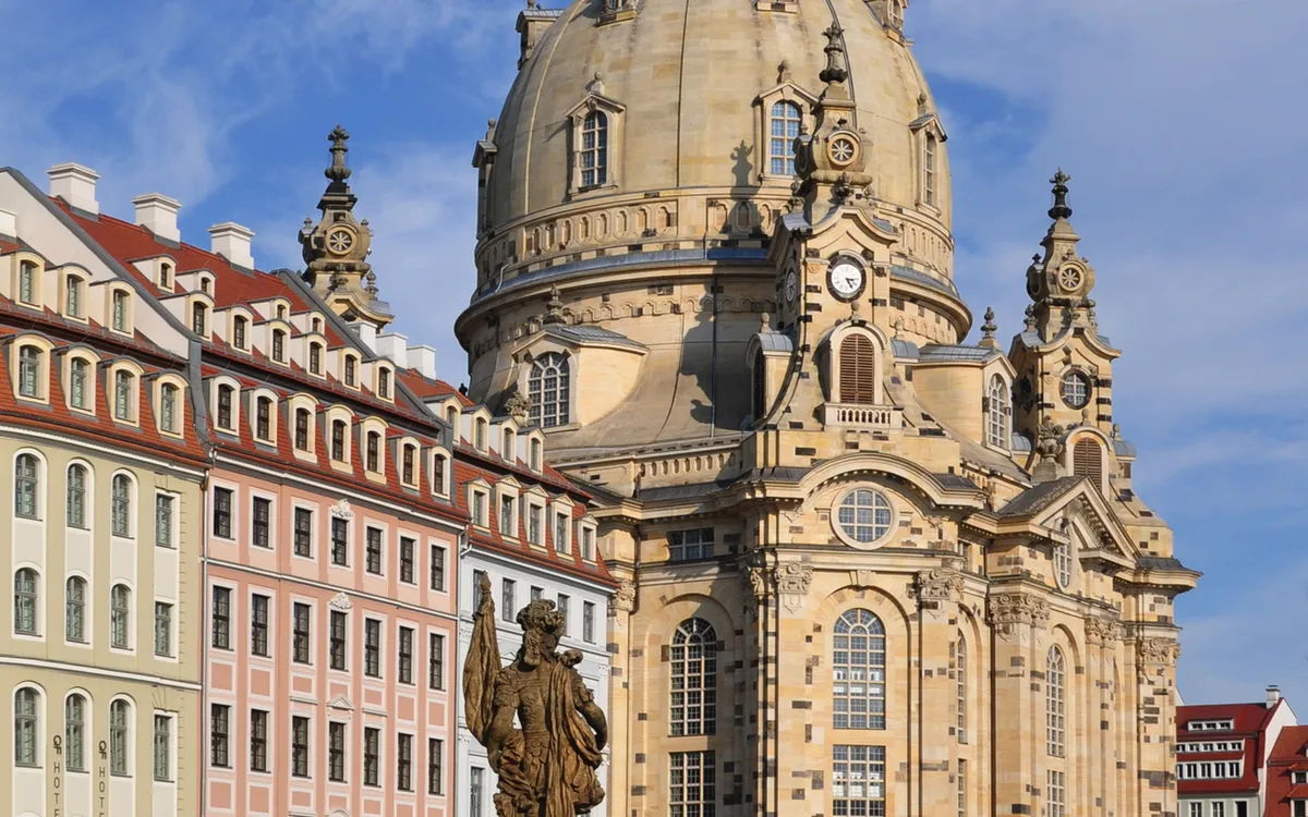 Bild der Frauenkirche in Dresden auf dem Neumarkt, umgeben von historischen Gebäuden.